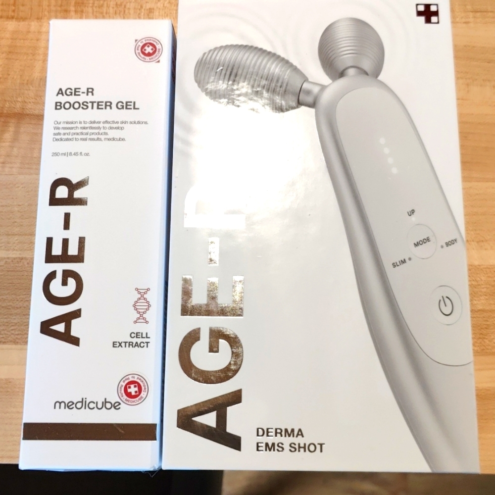 Medicube AGE-R Derma EMS Shot microcurrent device w/ bonus gel